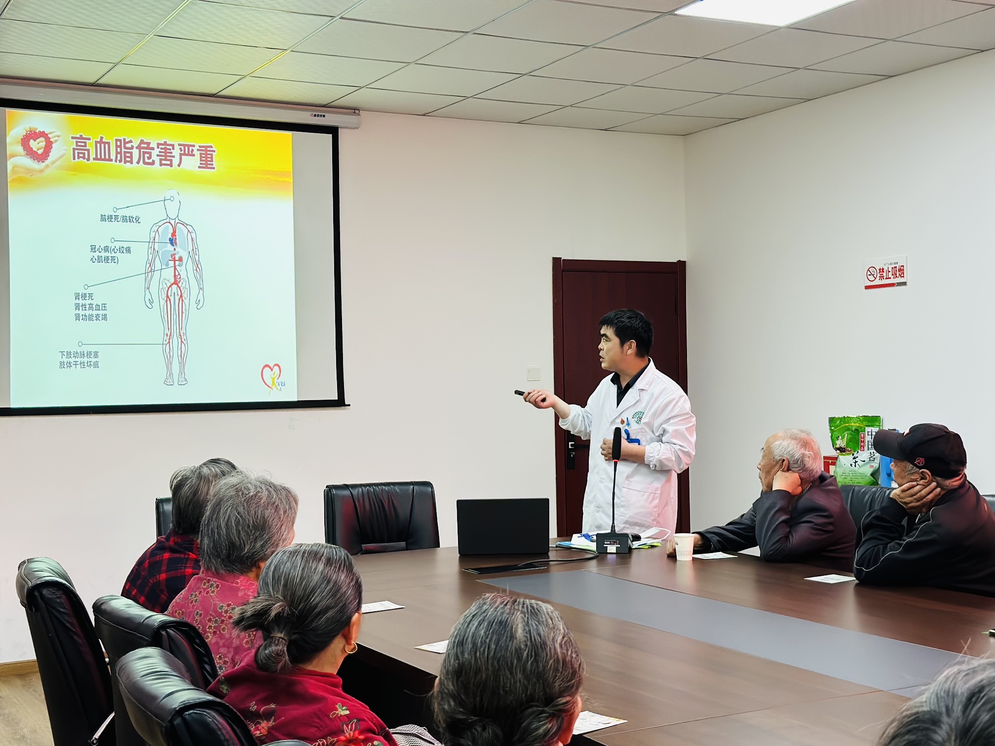普及健康知识，守护老人健康 2.jpg