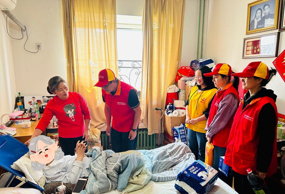 走进辖区高龄老人家中，为老人送去节日慰问物资与祝福 2.jpg
