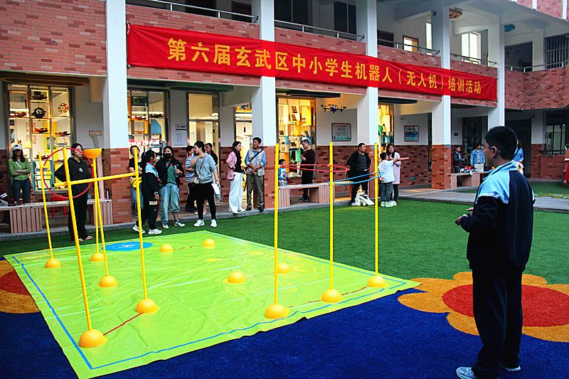 1728773022681017.jpg 江苏省南京市玄武区玄武湖街道关工委组织青少年参加玄武区中小学生无人机培训 (1).jpg