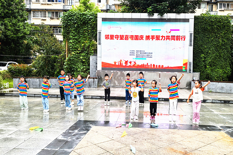 1728863292592097.jpg 江苏省南京市秦淮区康居里社区关工委开展“邻里守望喜迎国庆,携手聚力共同前行”主题活动(1).jpg