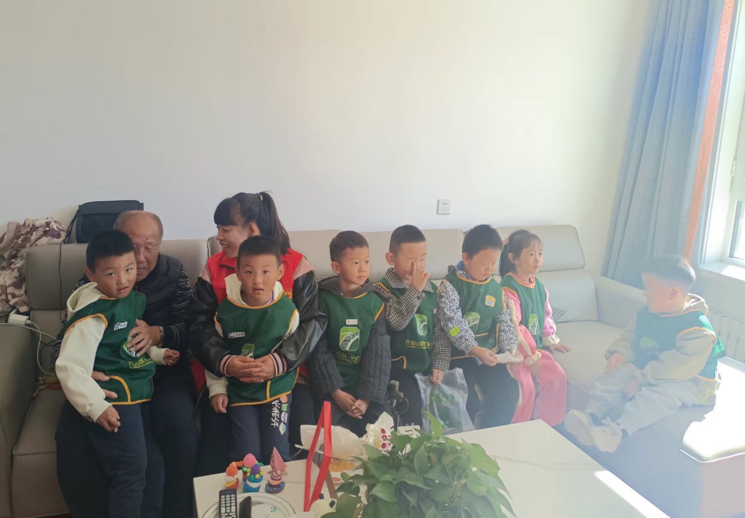 1728869726282733.jpg 元宝山区西城街道新景四季东社区关工委:情暖秋季,爱在重阳”活动照片1_副本.jpg