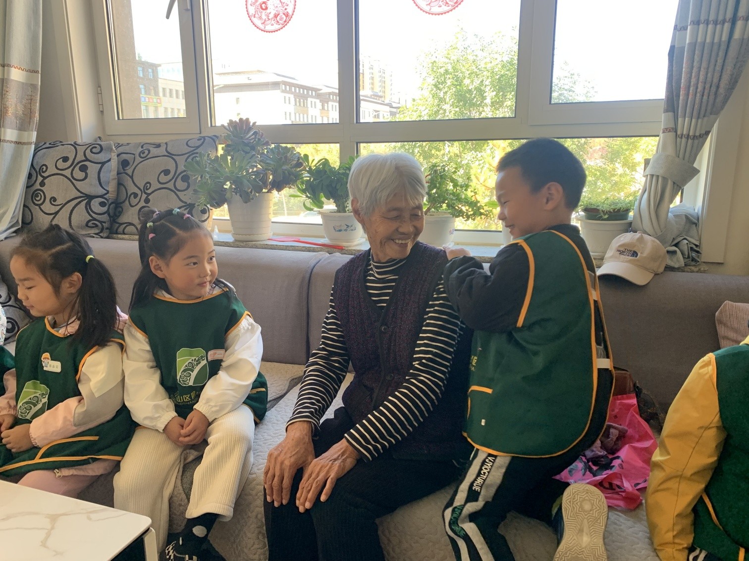 1728869771440285.jpg 元宝山区西城街道新景四季东社区关工委:情暖秋季,爱在重阳”活动照片3jpg_副本.jpg