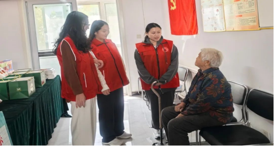 志愿者与老人聊天.png