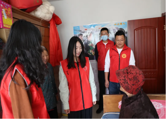志愿者关心老年人身体健康情况.png
