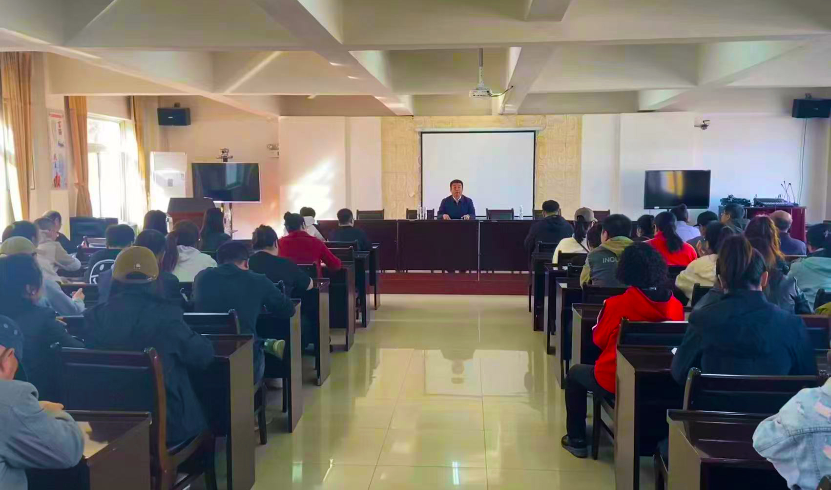 1728898503734680.jpg 2024年10月14日东风街道关工委组织参加二十届三中全会精神照片之一.jpg