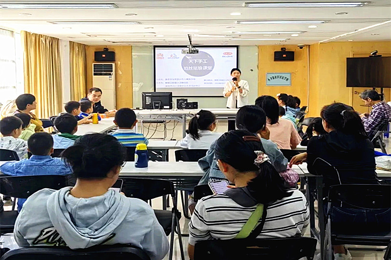 1728982030996853.jpg 江苏省南京市玄武区小卫街社区关工委开展“匠心传承,童梦珐琅”手工制作活动(1).jpg