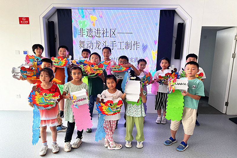 1728982142112282.jpg 江苏省南京市秦淮区枫丹白露社区关工委开展“腾云驾雾舞龙头”diy手工活动.jpg