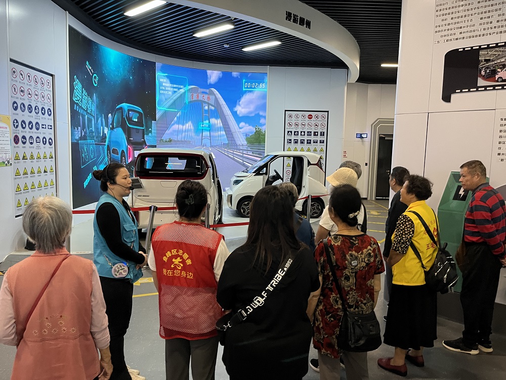 党员和“五老”志愿者在“驶向新未来”展厅了解新能源技术1.jpg