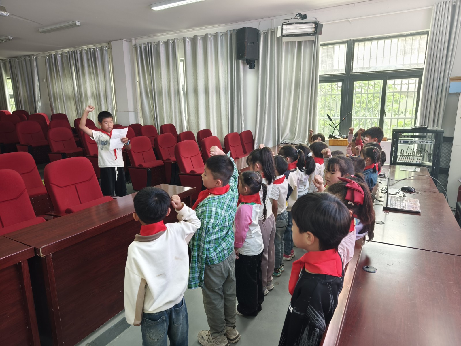 巢湖市庙岗镇中心小学关工委开展少先队建队日活动_proc.jpg