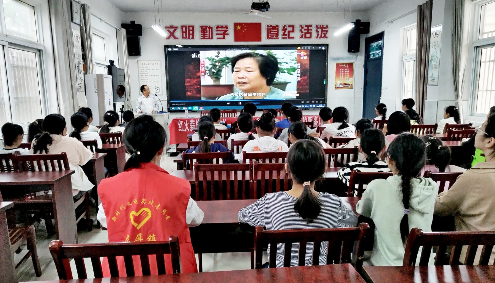 宣讲红色故事.jpg
