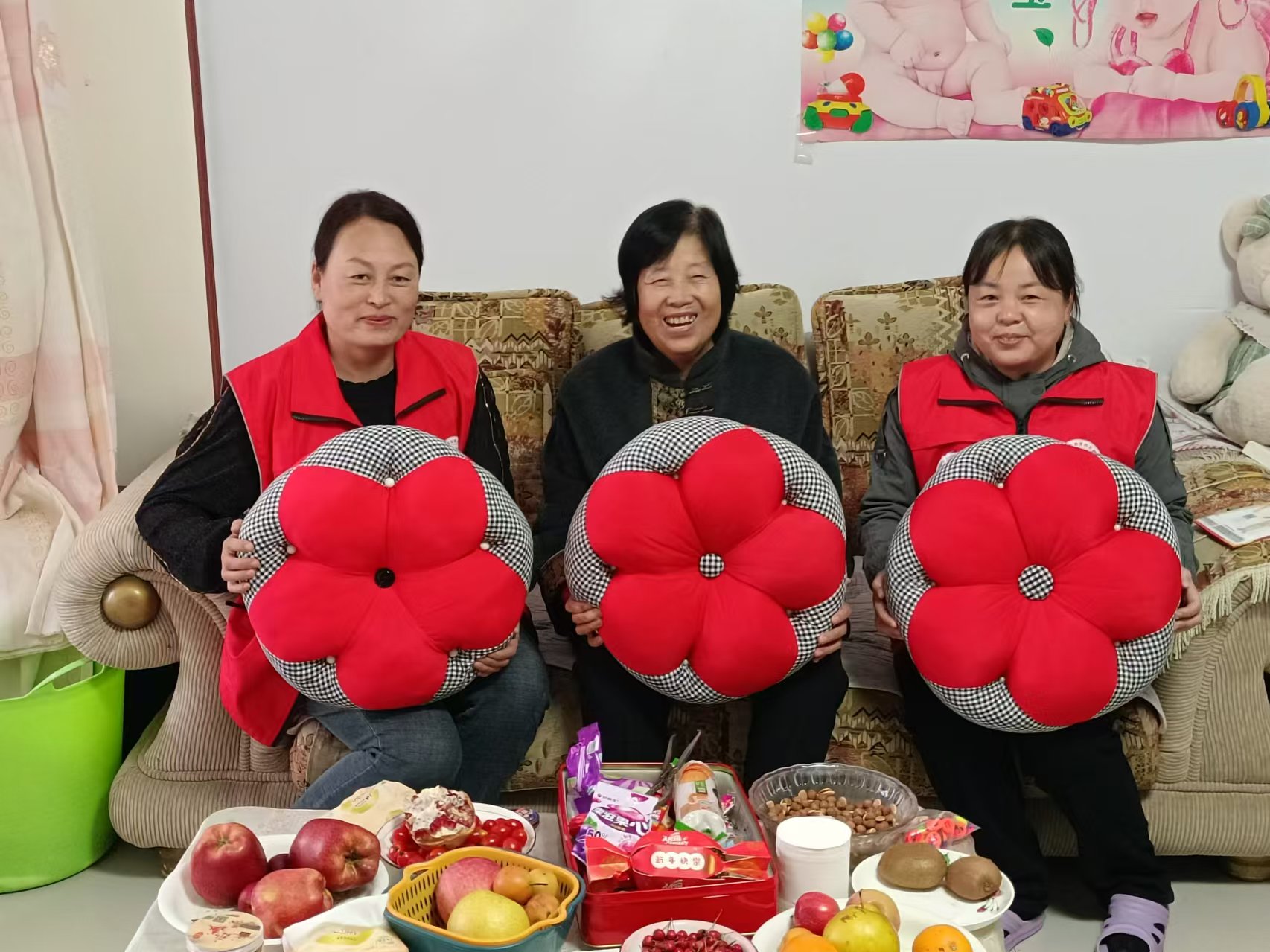 1729221050238307.jpg 元宝山区西城街道如意东社区关工委开展敬老月送你一朵小红花活动照片2.jpg
