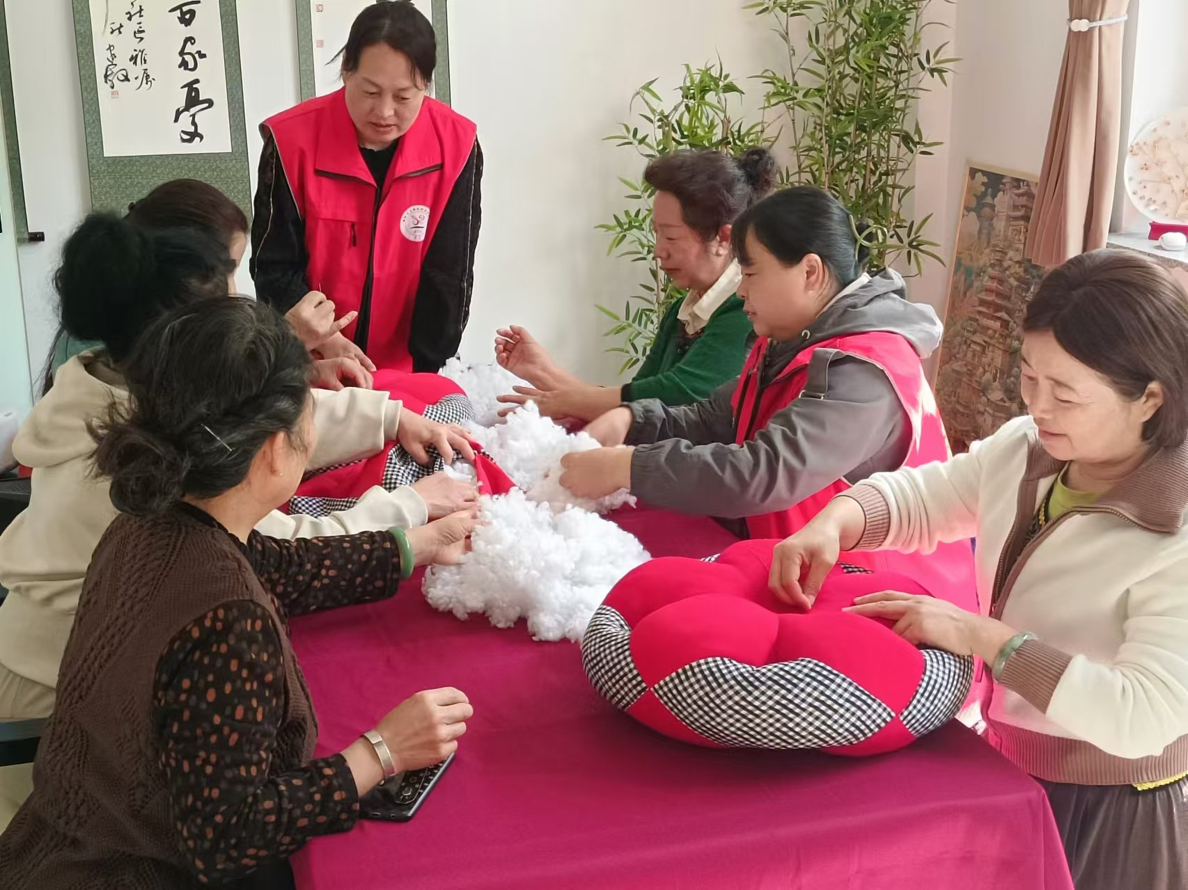 1729221070157160.jpg 元宝山区西城街道如意东社区关工委开展敬老月送你一朵小红花活动照片1.jpg