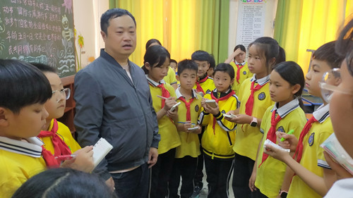 幸福小记者社团采访书法家贾兵叔叔 (5)_副本.jpg