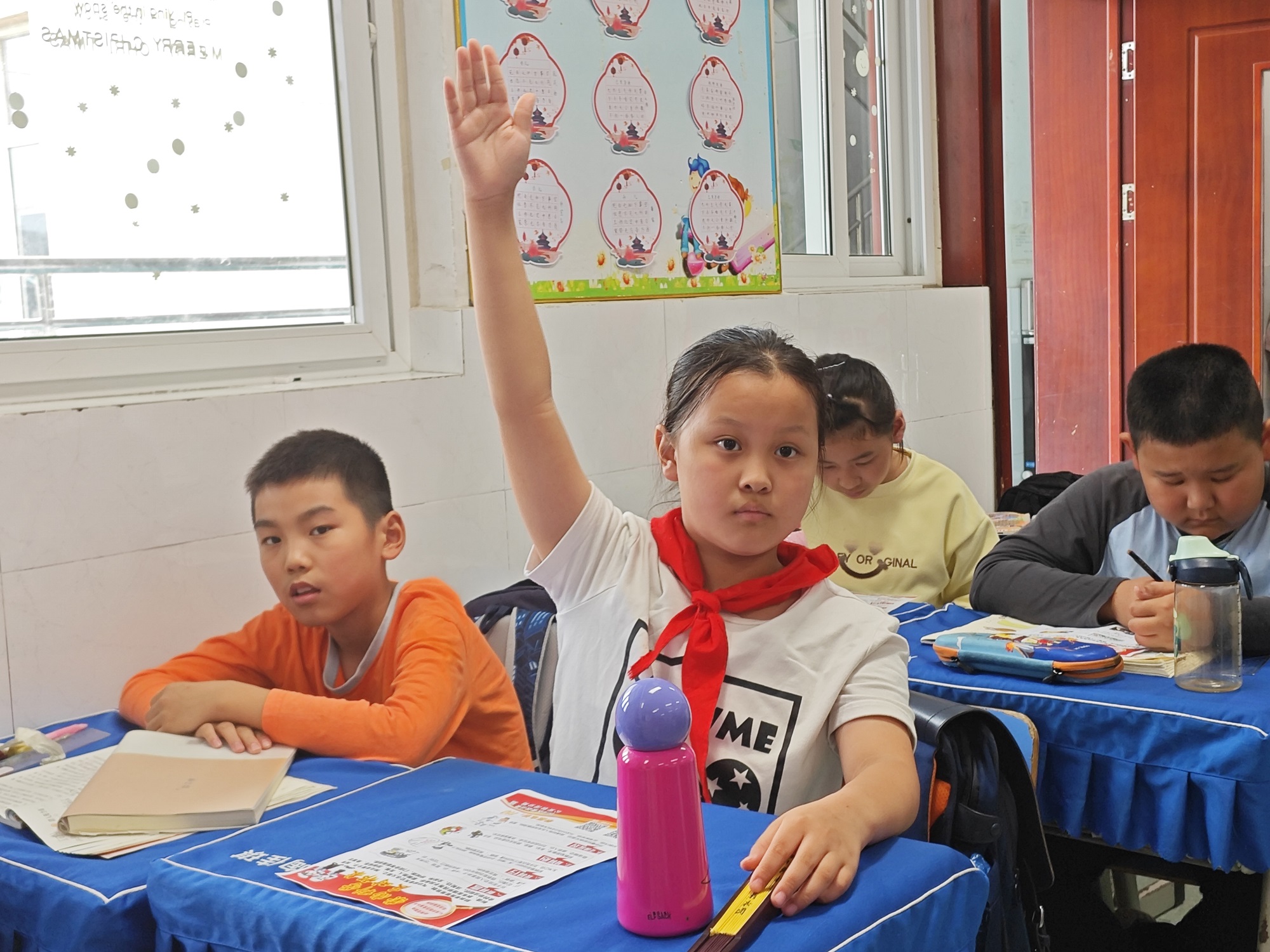 1729242469440097.jpg 同学们认真聆听学习,积极互动发言 2.jpg