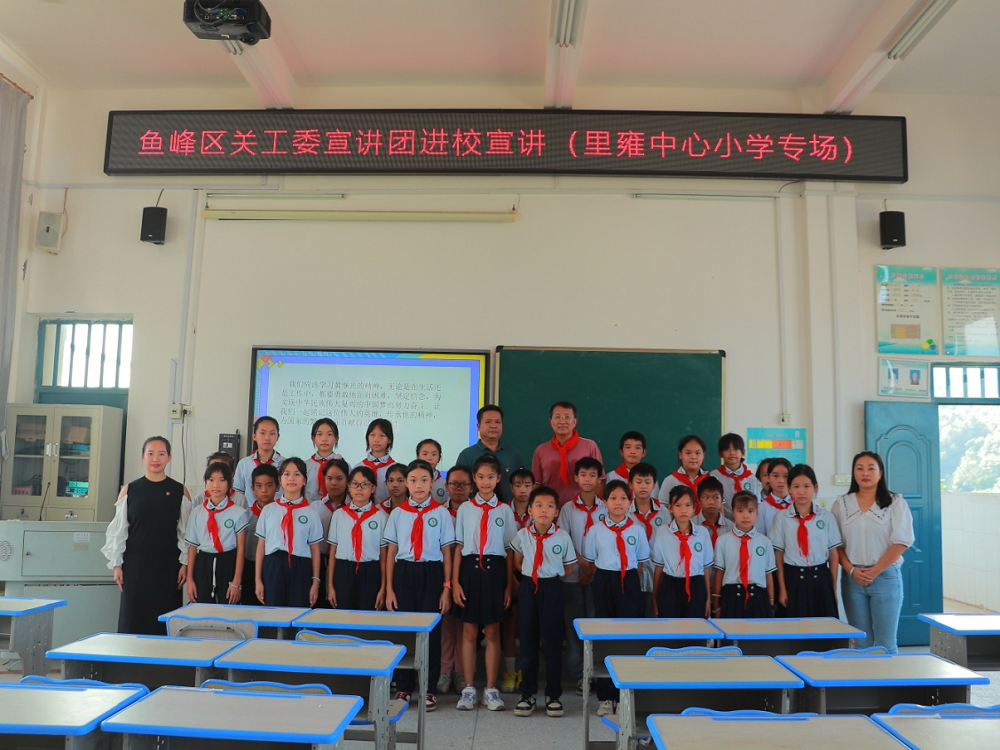 1729243249668972.png 李书记与少先队员代表合影1.png
