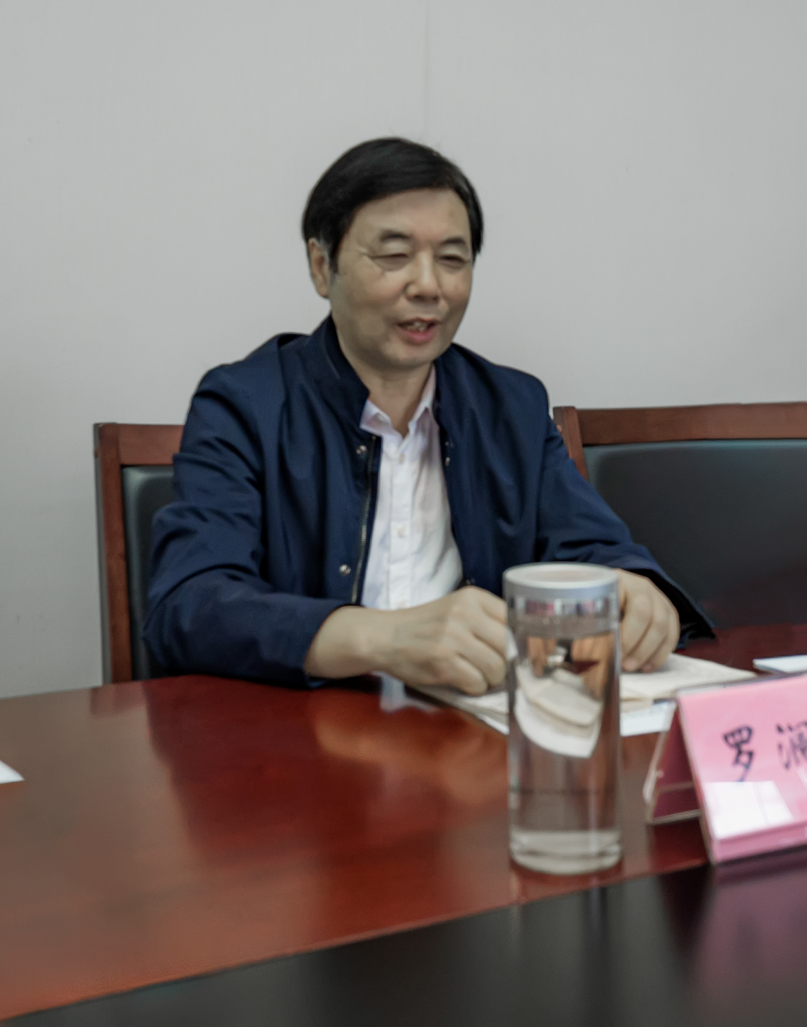 1729243484396029.jpg 执行主任罗澜波主持学习会议.jpg