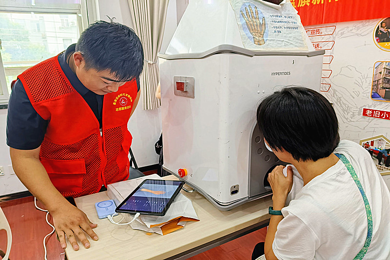 江苏省南京市秦淮区蓝旗新村社区关工委开展“关注儿童健康，助力快乐成长”测骨龄义诊活动(2).jpg