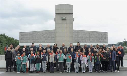 1729433147754536.jpg 合影_副本.jpg