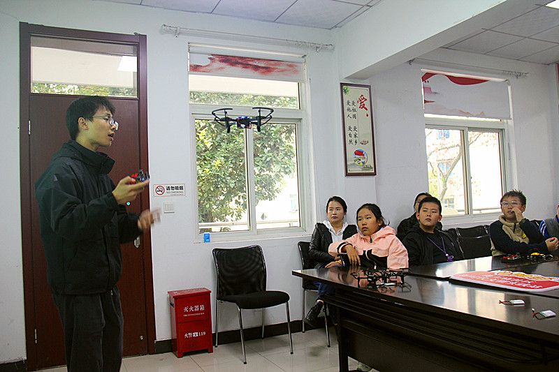 1729463934373625.jpg 玄武湖街道关工委组织开展青少年无人机操作培训活动 (2).jpg