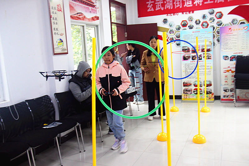 1729463942774776.jpg 玄武湖街道关工委组织开展青少年无人机操作培训活动 (3).jpg