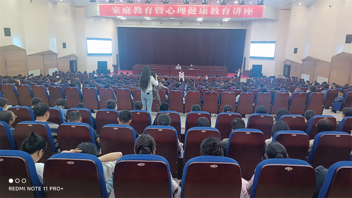 1729476188635990.jpg 1018日下午,胡海强在会议中心第一会议室作《培根铸魂守初心,立德树人担使命》主题讲座。1.jpg