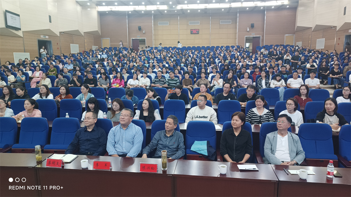 1729476202406265.jpg 1018日下午,胡海强在会议中心第一会议室作《培根铸魂守初心,立德树人担使命》主题讲座。2.jpg