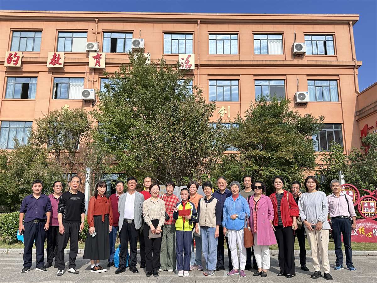 1729477336645189.jpg 10月17、18日,浙江省嘉善县关工委主任阎靖华及“五老”报告团等一行17人来广德市考察调研关工委工作,图为在邱村中心小学法治文化公园前合影。.jpg