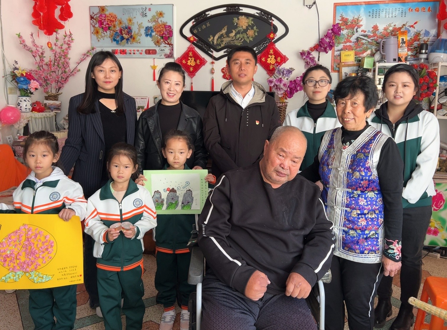1729479781204772.jpg 元宝山区马林小学幼儿园关工委重阳节慰问活动照片4jpg_副本.jpg
