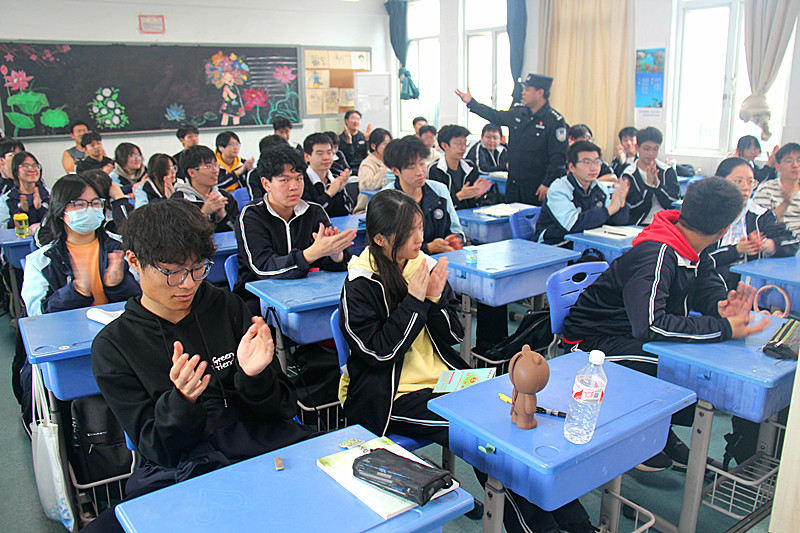 1729552704685802.jpg 江苏省南京市玄武区玄武湖街道关工委联合开展禁毒宣传进校园活动(3).jpg