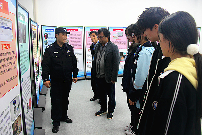 1729552715853380.jpg 江苏省南京市玄武区玄武湖街道关工委联合开展禁毒宣传进校园活动(4).jpg