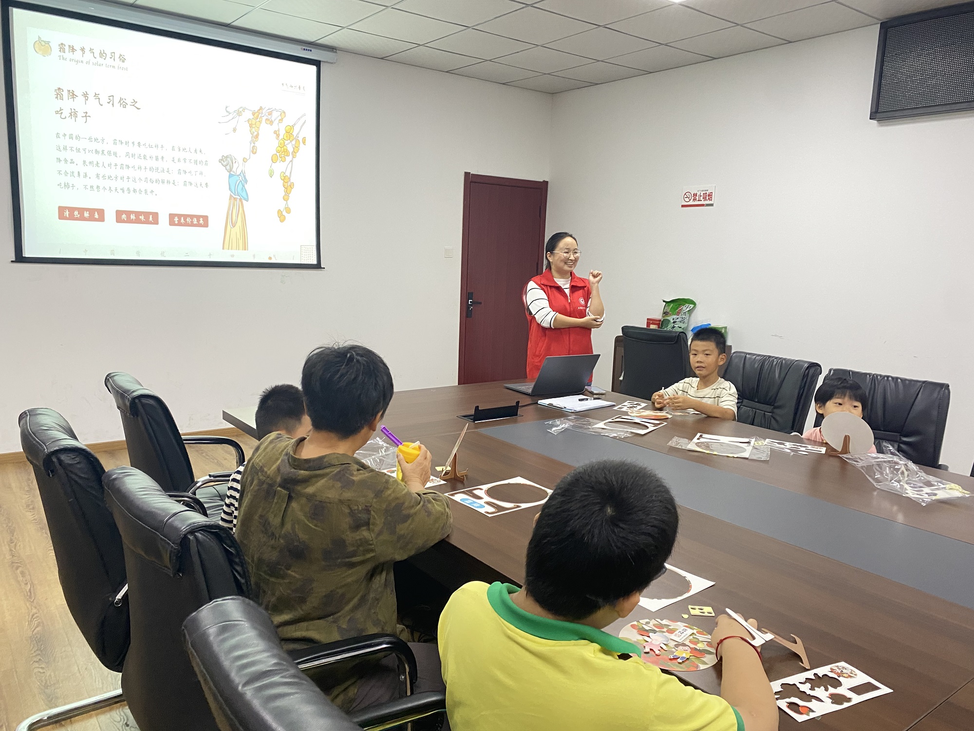 1729557268857386.jpg 社区志愿者带领孩子们共同学习霜降的节气知识 1.jpg
