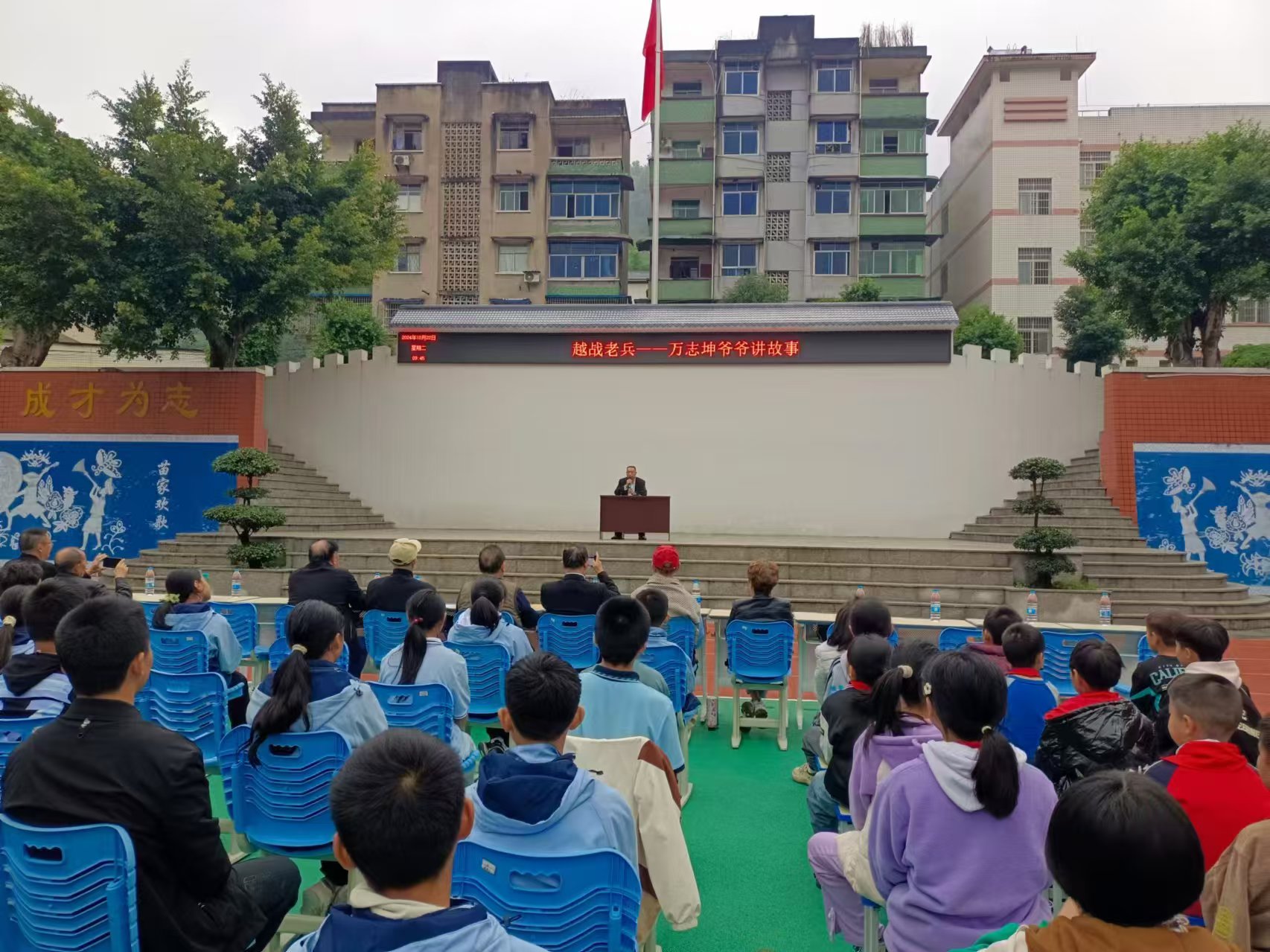 10月22日，重庆市万盛经开区关工委、石林镇关工委联合开展“传承红色基因 争做时代新人”进校园活动。区关工委思想道德教育辅导队常务队长杨柏林和“五老”队员，石林镇关工委常务副主任曾庆财、副主任张真柏，以及石林中学和石林小学的全体学生参加活动。1.jpg