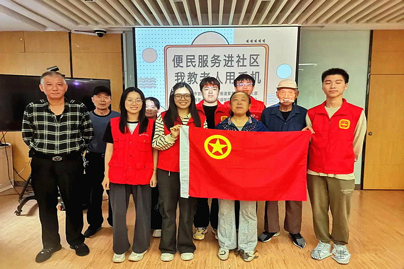 1729639518179354.jpg 江苏省南京市玄武区紫鑫城社区关工委开展“教老人用手机”志愿服务活动(4).jpg