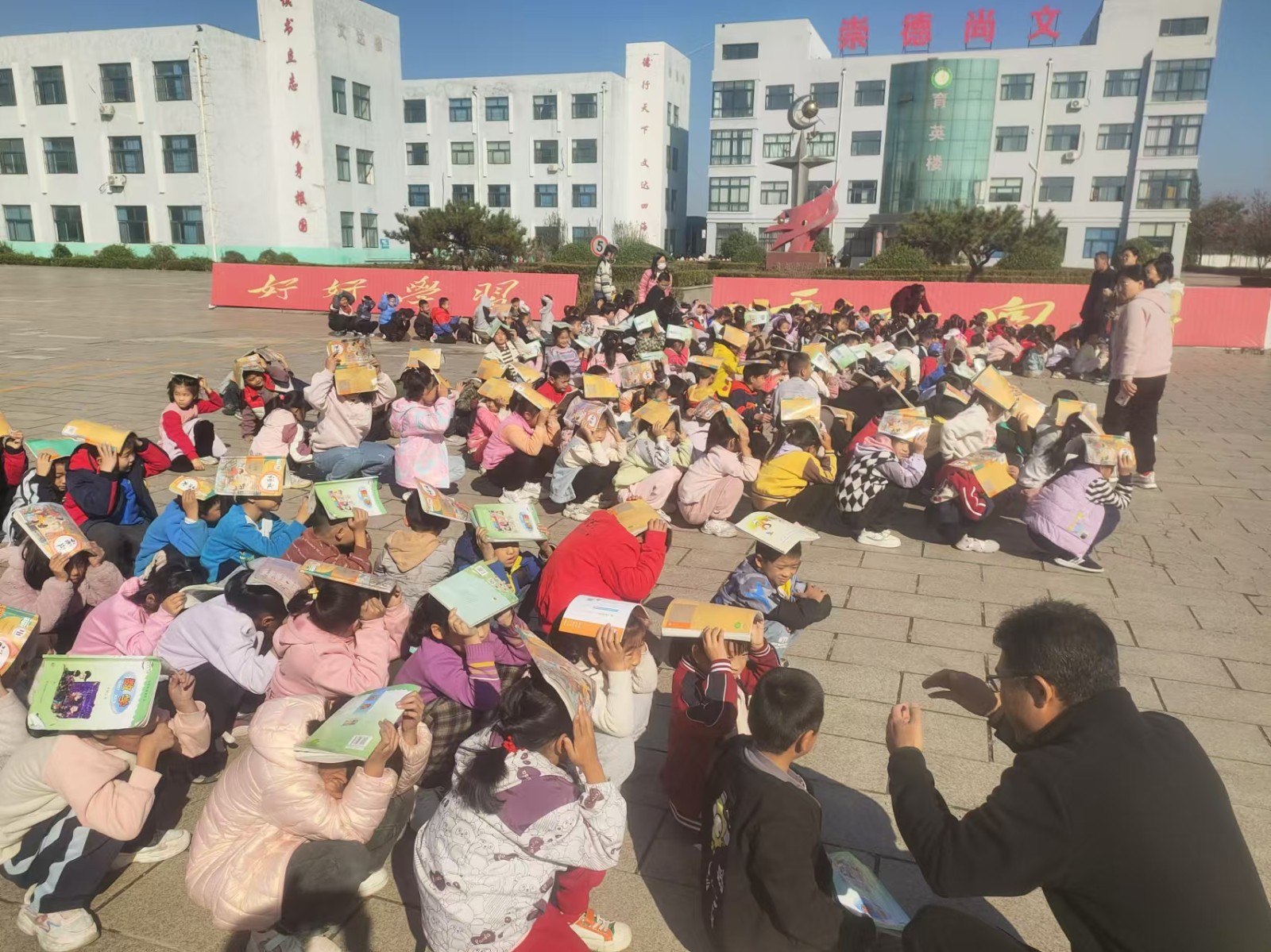 山东省潍坊市昌乐县营丘镇小学关工委组织开展了防震应急疏散演练活动,图为疏散学生到指定位置.jpg