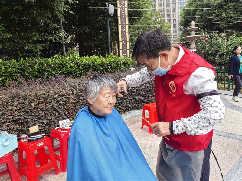 1729667362571769.jpg 合肥市包河区烟墩街道清水冲社区关工委:公益服务进社区 爱心理发暖人心 (1).jpg