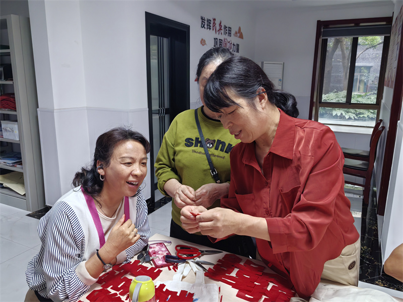 1729667427342048.jpg 合肥市包河区烟墩街道清水冲社区关工委:凝心聚力促团结 巧手共剪民族情 (2).jpg