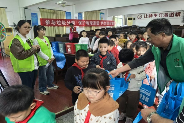 【桃源镇】青云学校关工委：垃圾分类 你我“童”行3.jpg
