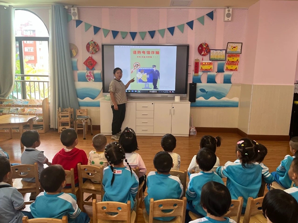 1729841174637597.jpg 防诈骗宣传现场_副本.jpg