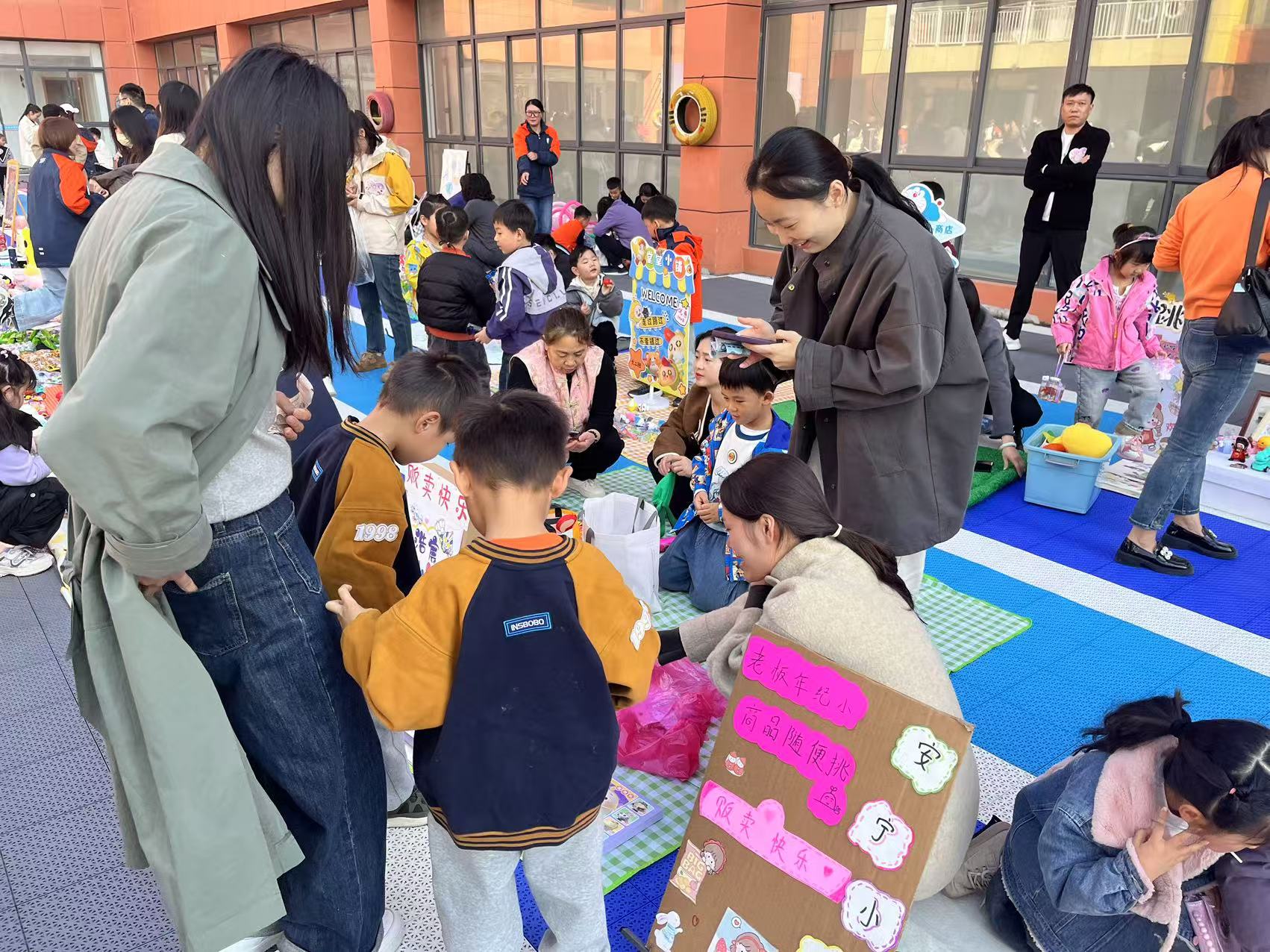 新时代学校义卖3.jpg