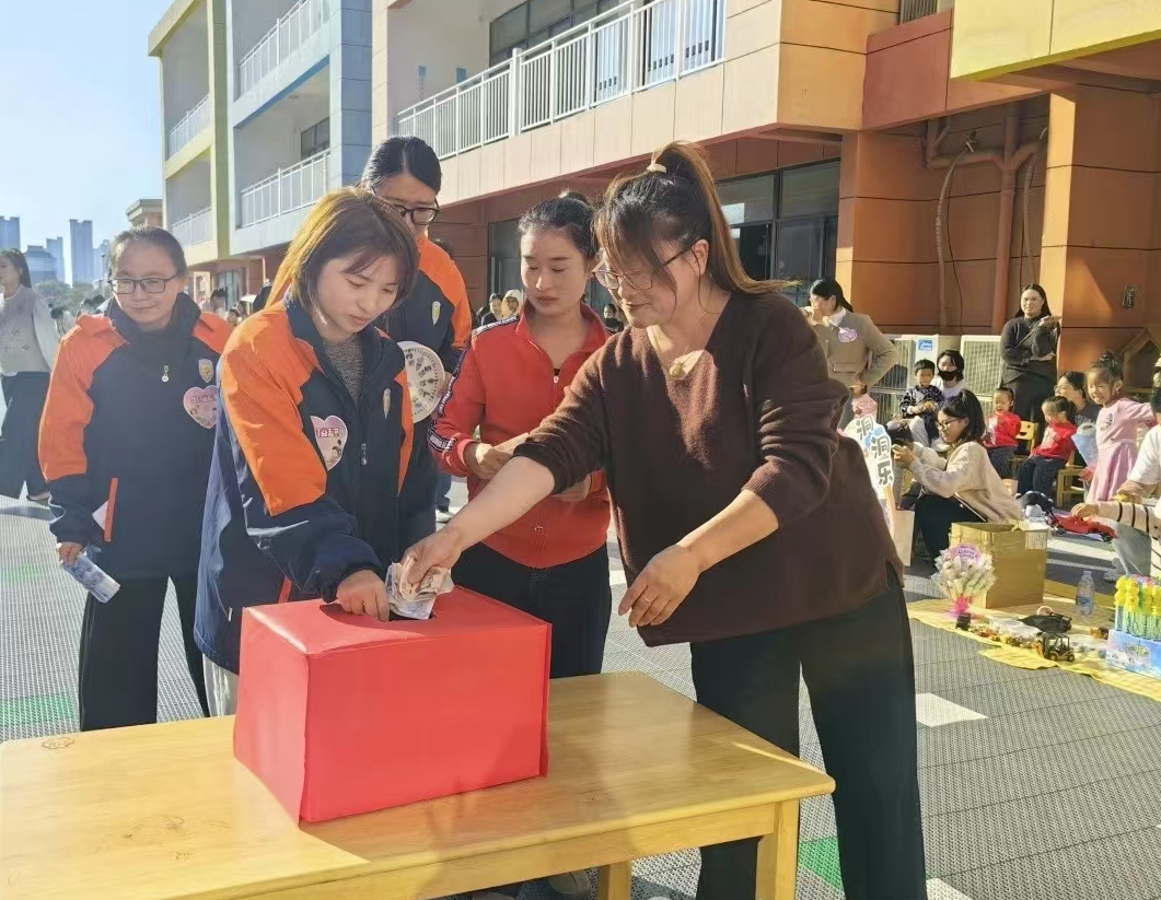 新时代学校义卖4.jpg