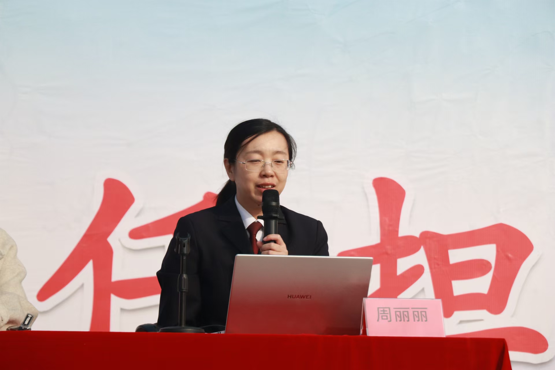 1729902944848887.jpg 检察官为学生们宣讲法律知识2.jpg
