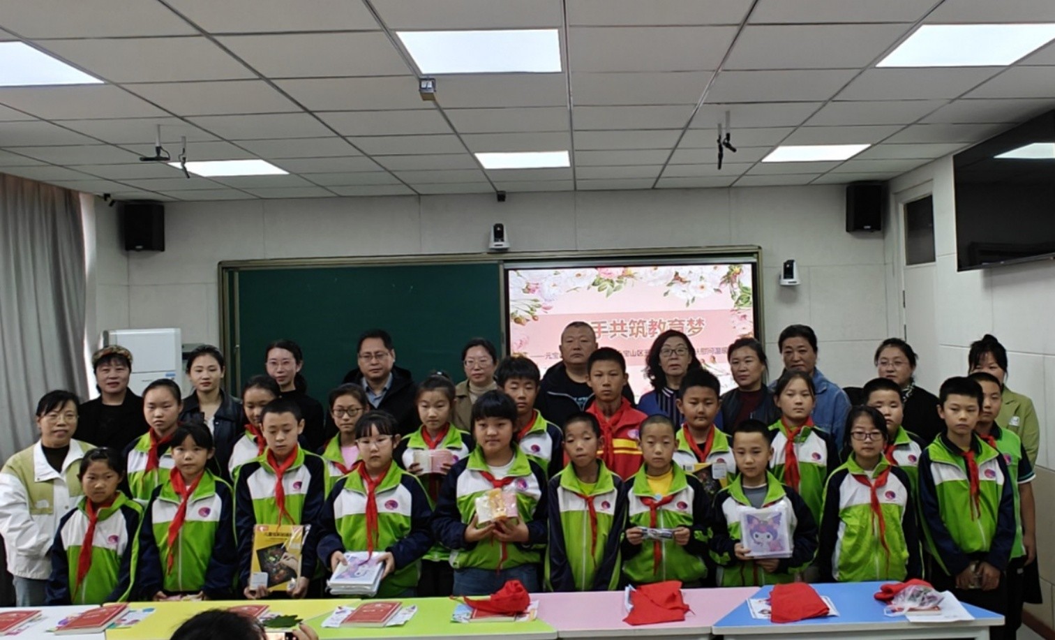 1730078900825827.jpg 元宝山区五家小学扶贫帮困活动照片2jpg_副本.jpg