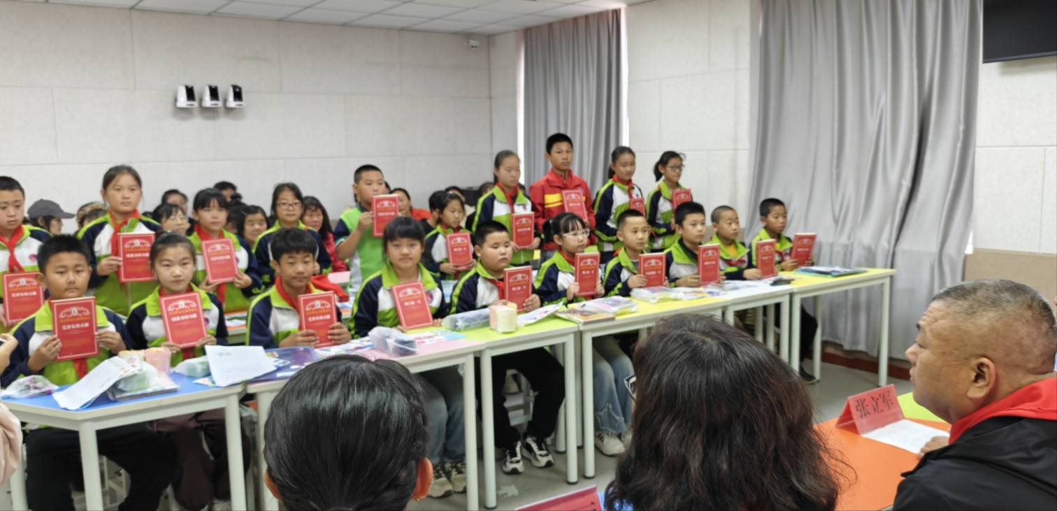 1730078988389837.jpg 元宝山区五家小学扶贫帮困活动照片4jpg_副本.jpg