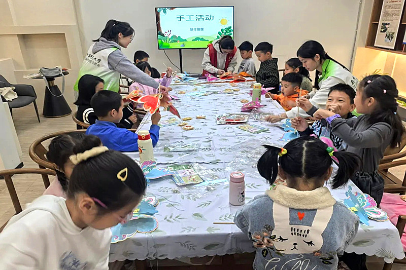 1730156624576556.jpg 江苏省南京市玄武区红山街道墨香山庄社区关工委开展“走进自然——蝴蝶多样性”宣讲活动(2).jpg