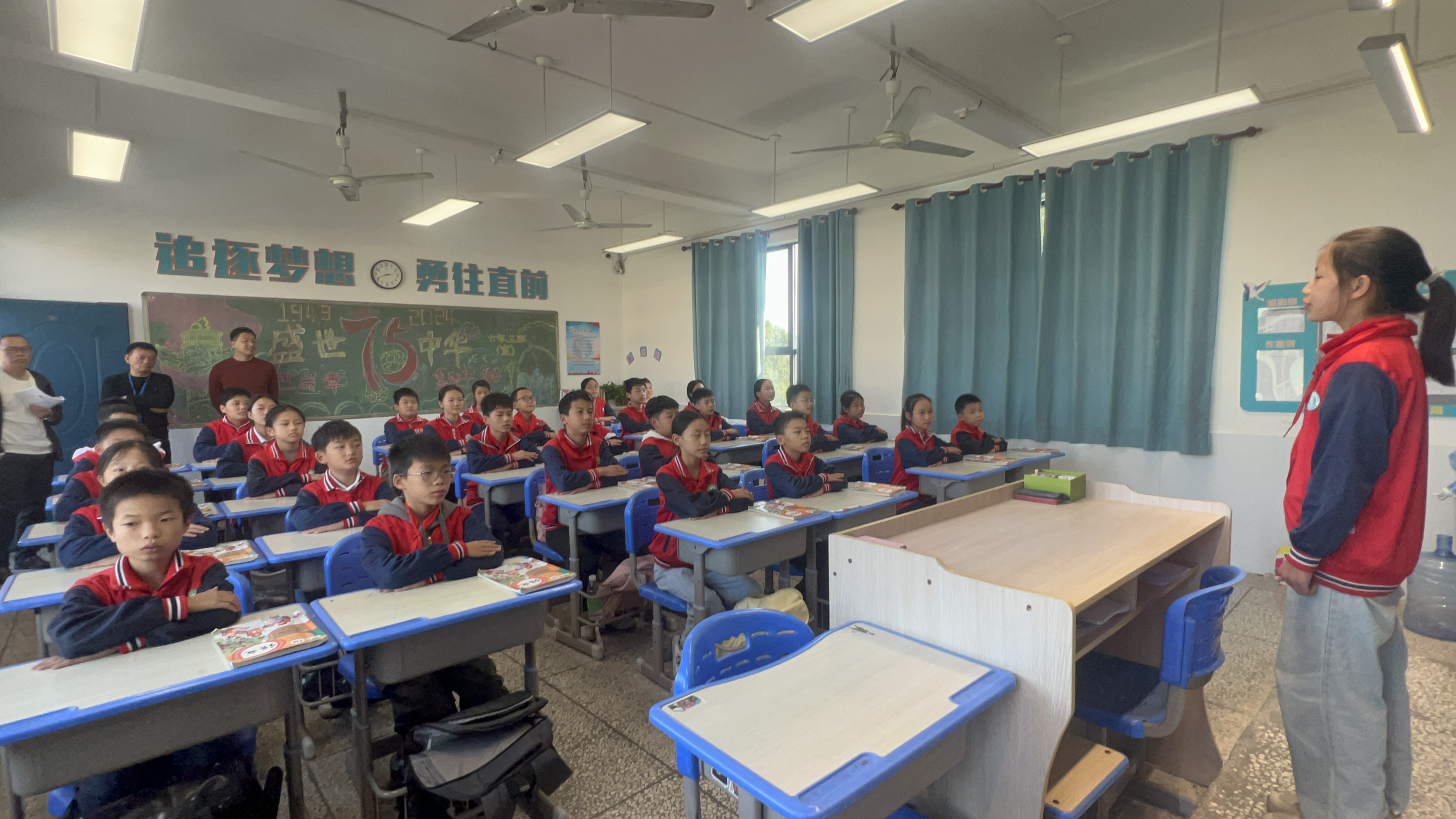 1730166333541308.jpg 课堂常规口令评比活动2.jpg