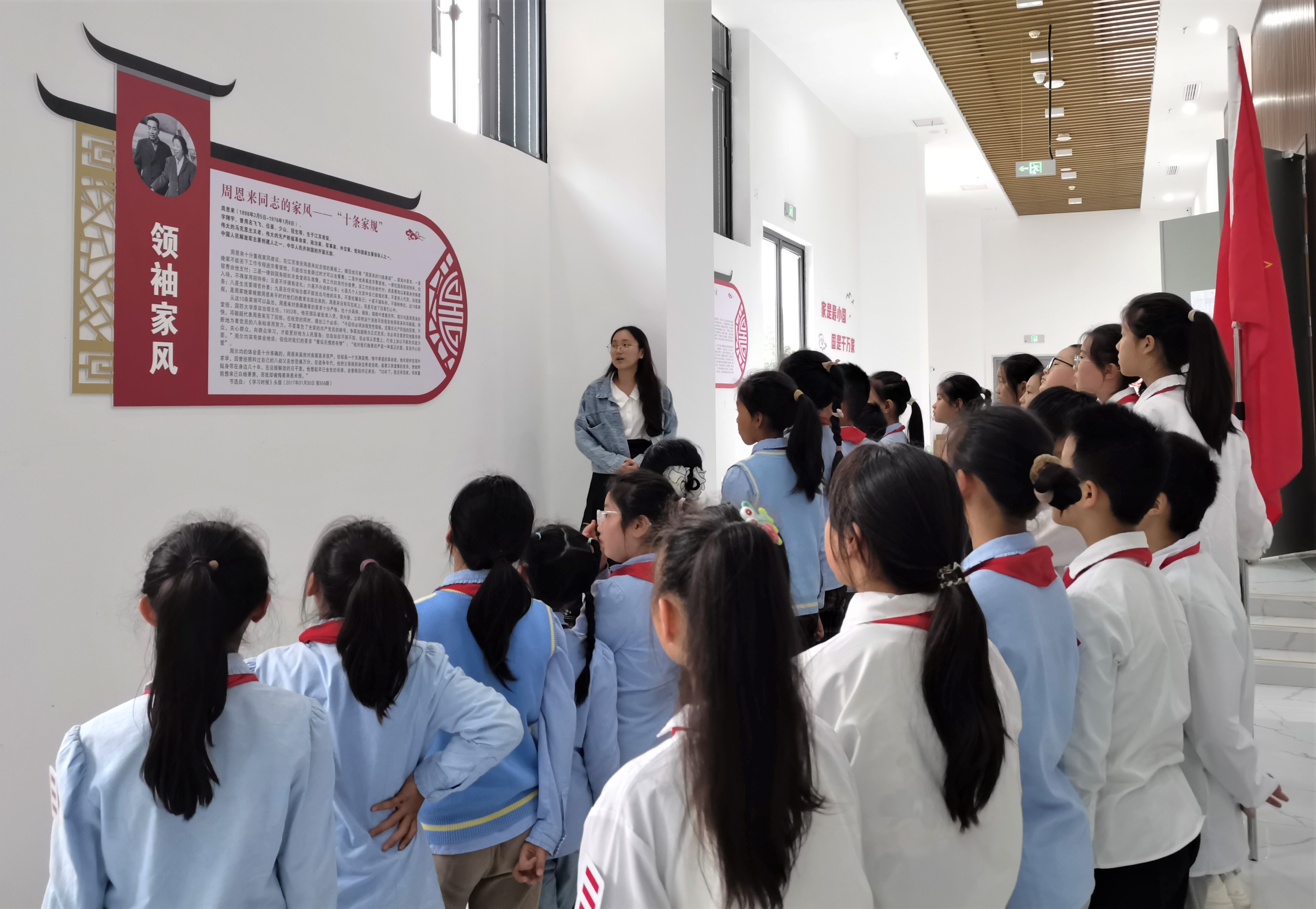1730167917144690.jpg 10月24日下午,重庆市万盛经开区田家炳小学关工委、大队委联合组织少先队代表,走进了万盛青少年宫,开展“校外践廉洁 心中树清风”廉洁教育活动。1.jpg