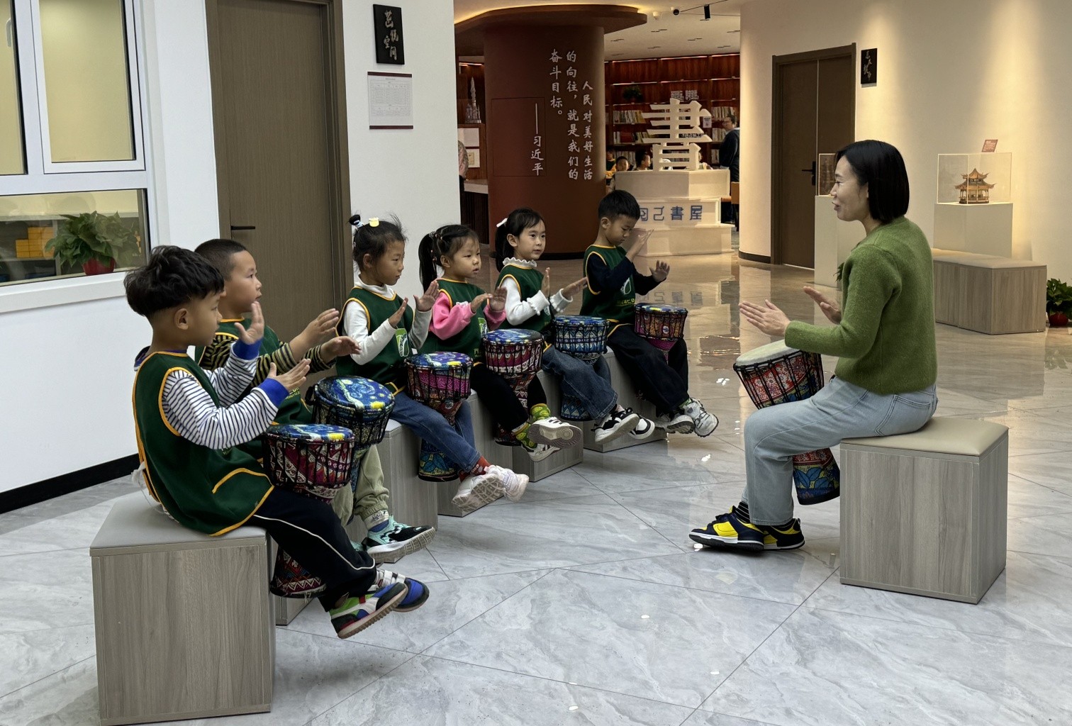1730249439675081.jpg 元宝山区西城街道新景四季东社区关工委开展非洲鼓培训活动照片1_副本.jpg