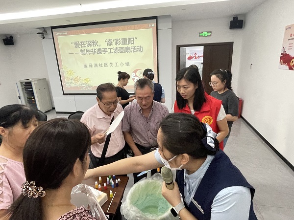 1730252253875049.jpg 2024年10月11日,金绿洲社区新时代文明实践站、“五老”志愿者、关工小组联合桂林银行开展“爱在深秋,‘漆’彩重阳”——制作非遗手工漆画扇活动。.jpg