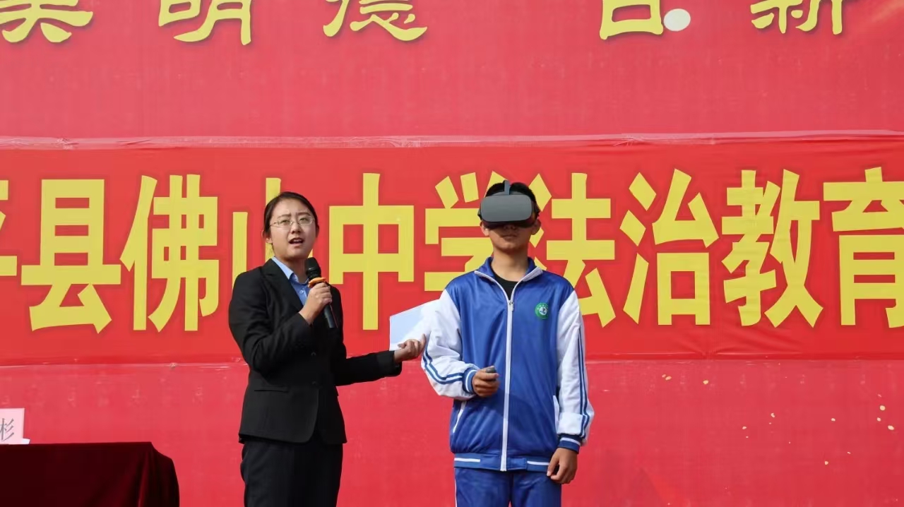 1730256442175850.jpg 学生代表试戴社区矫正VR宣教机.jpg