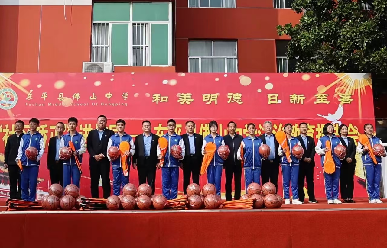 1730256464347747.jpg 县司法局工作人员向学生赠送文体用品.jpg
